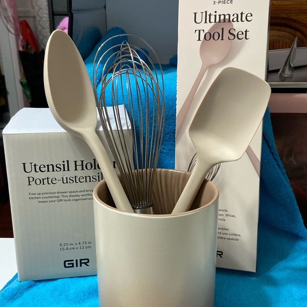 NIB - GIR- Set of 3 utensils and the utensil holder.